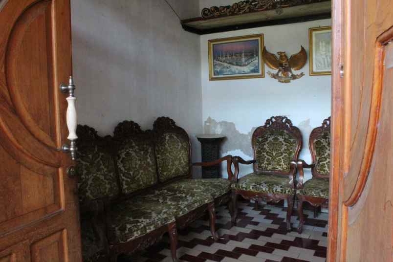 dijual rumah jl teratai no 08 kel