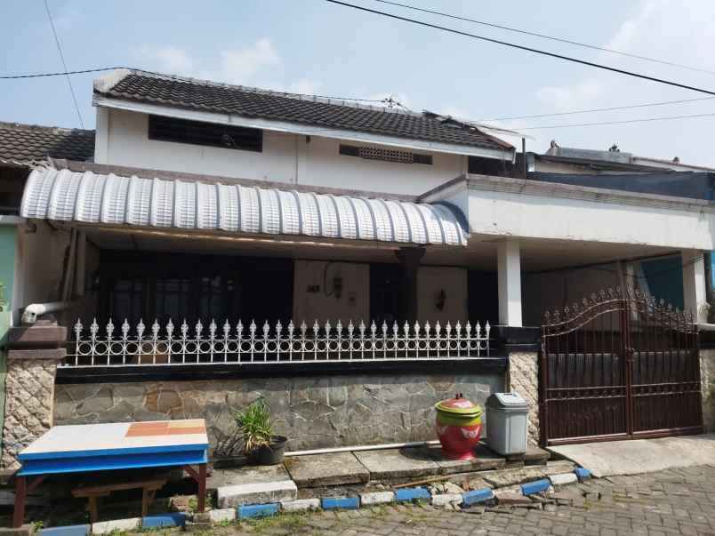 dijual rumah karangpilang