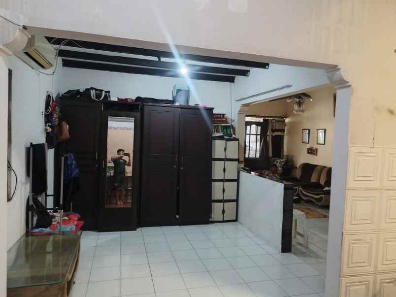 dijual rumah karangpilang