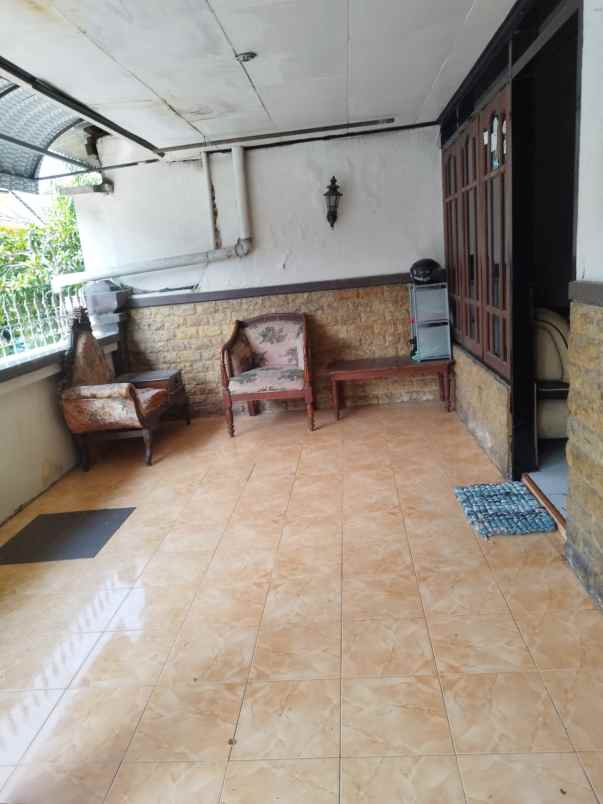 dijual rumah karangpilang