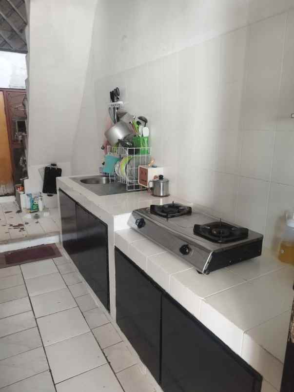 dijual rumah karangpilang