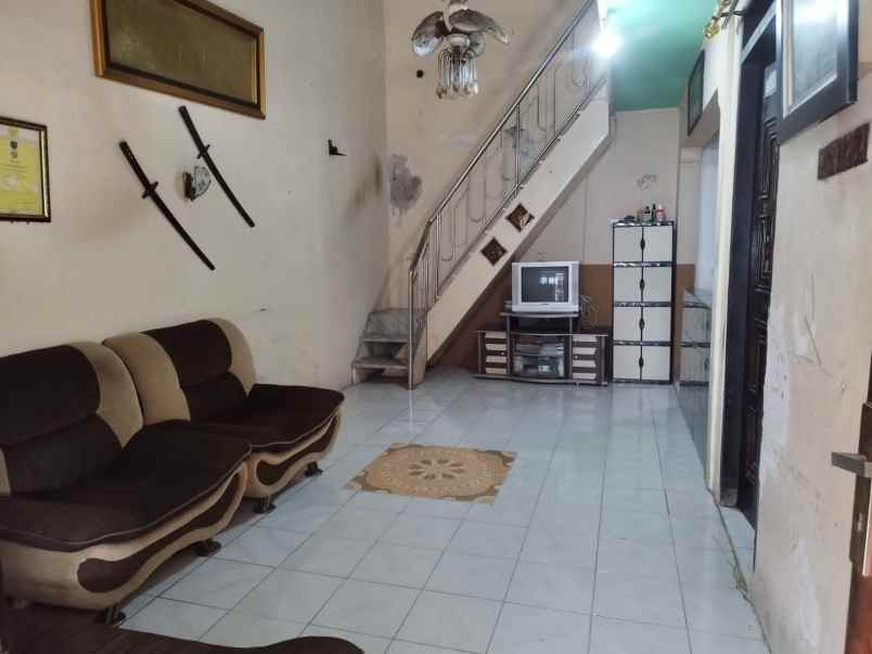 dijual rumah karangpilang