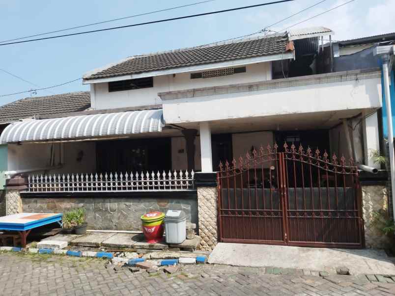 dijual rumah karangpilang