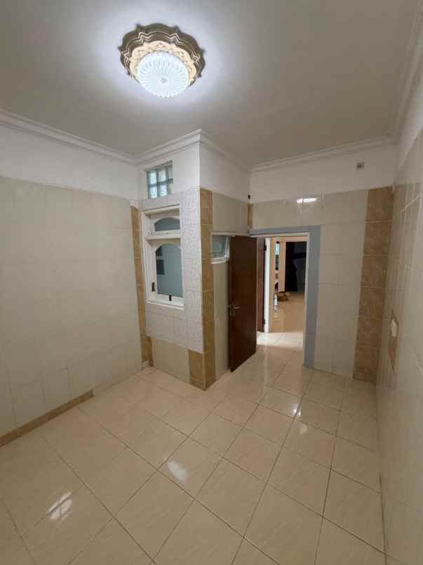 dijual rumah kedinding tengah sekolahan