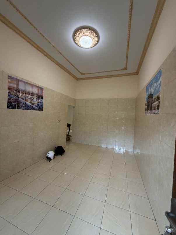 dijual rumah kedinding tengah sekolahan