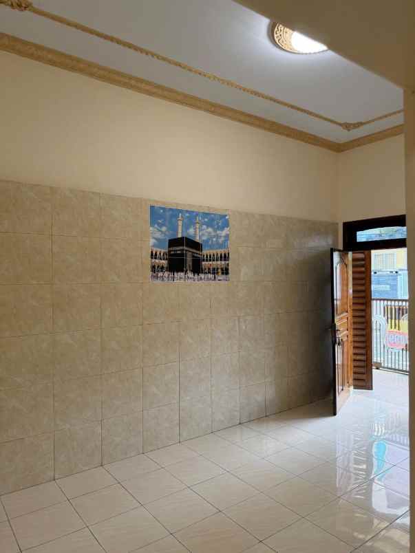 dijual rumah kedinding tengah sekolahan