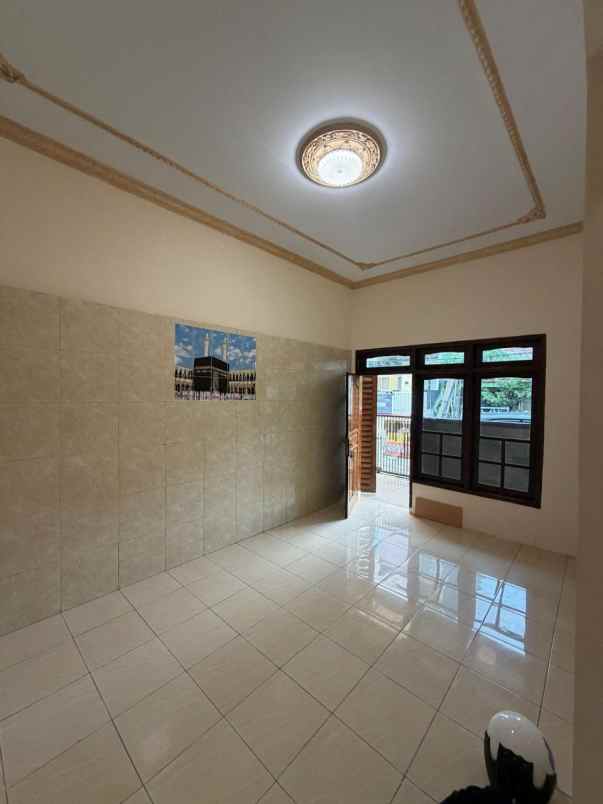 dijual rumah kedinding tengah sekolahan