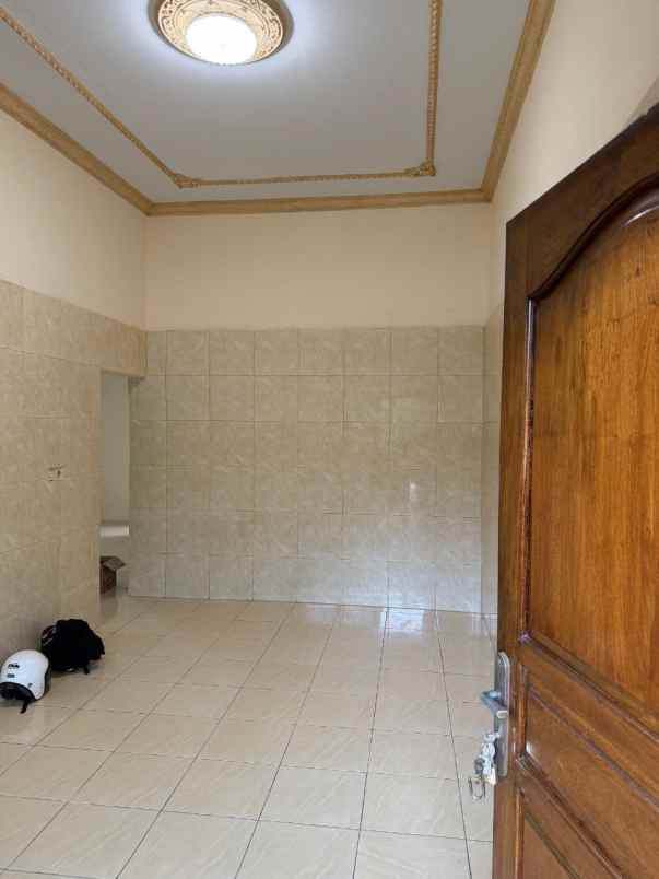 dijual rumah kedinding tengah sekolahan