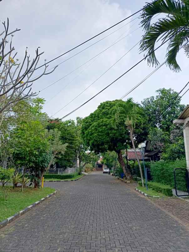 dijual rumah komplek gading regency