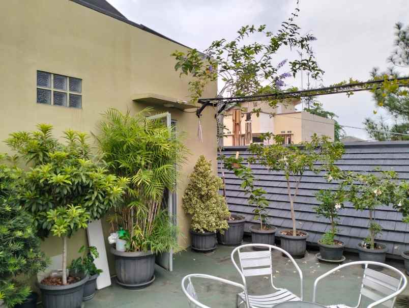 dijual rumah komplek strategis cantik