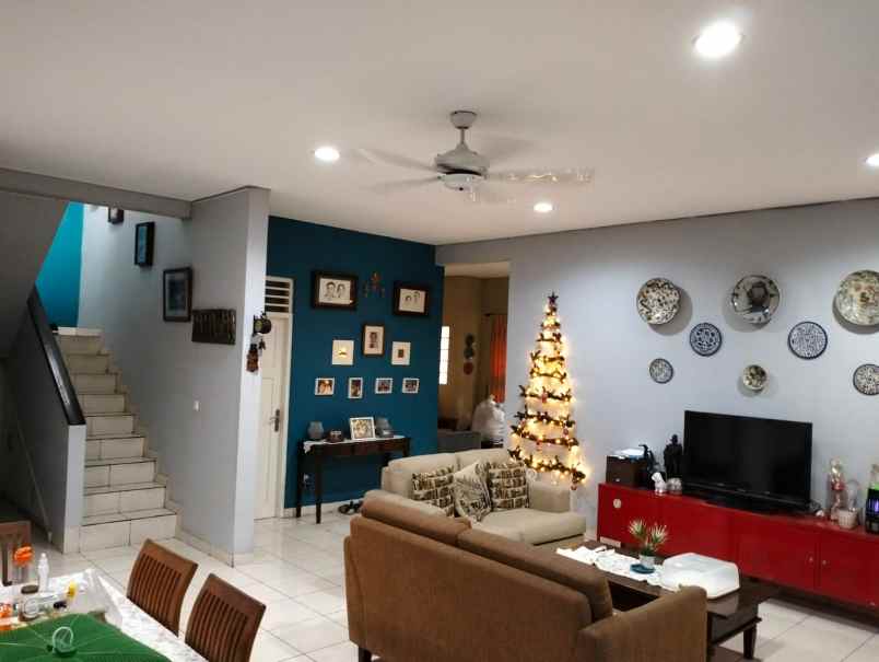 dijual rumah komplek strategis cantik