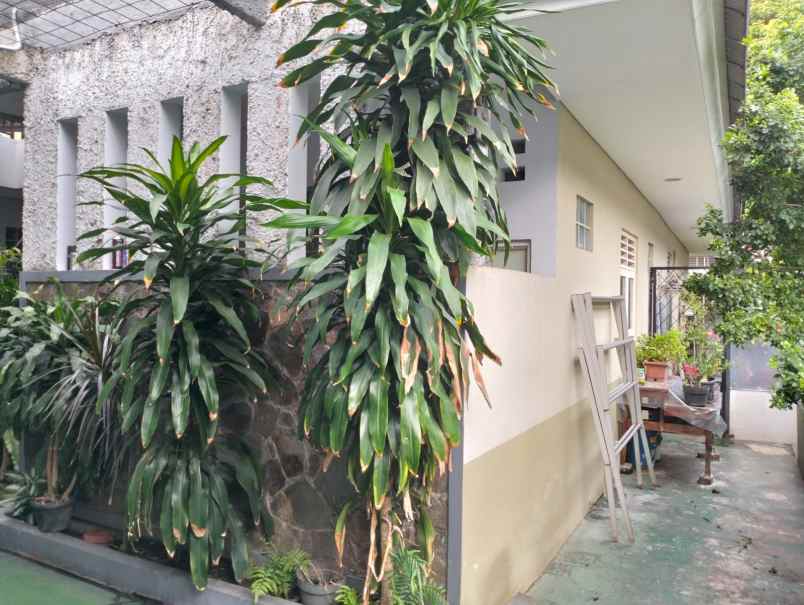 dijual rumah komplek strategis cantik