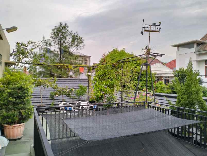 dijual rumah komplek strategis cantik