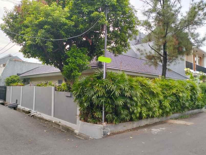 dijual rumah komplek strategis cantik
