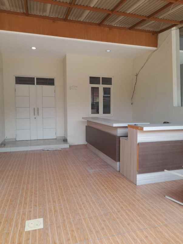 dijual rumah kutisari indah