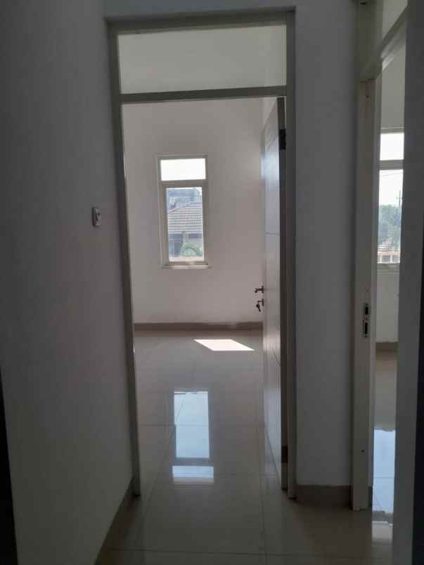 dijual rumah kutisari indah