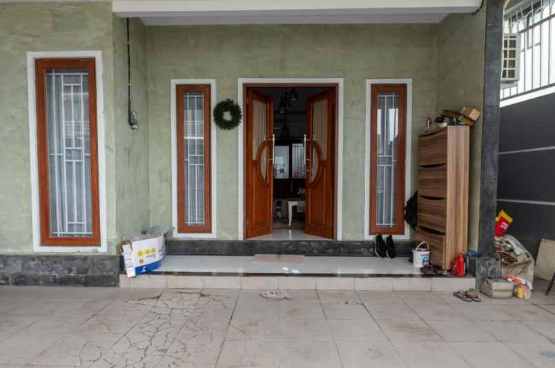 dijual rumah lantai 2 full furnished di denpasar barat