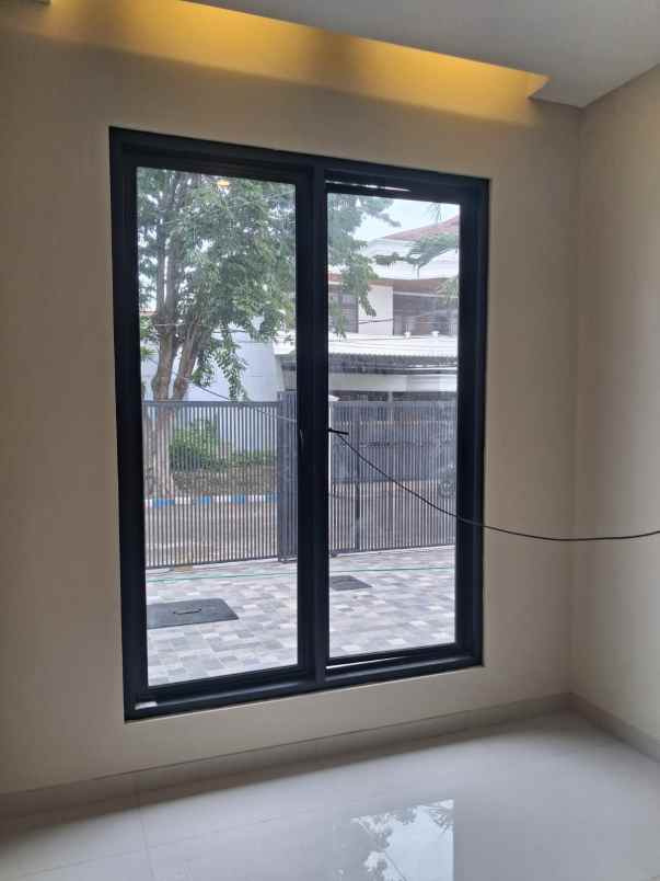 dijual rumah manyar