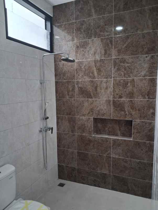 dijual rumah manyar