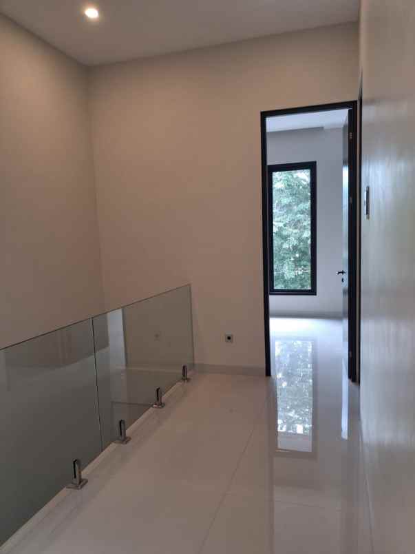 dijual rumah manyar