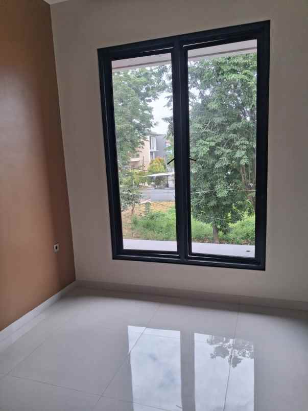 dijual rumah manyar