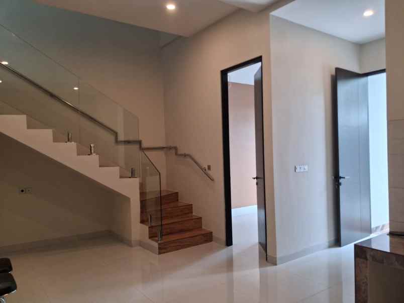 dijual rumah manyar