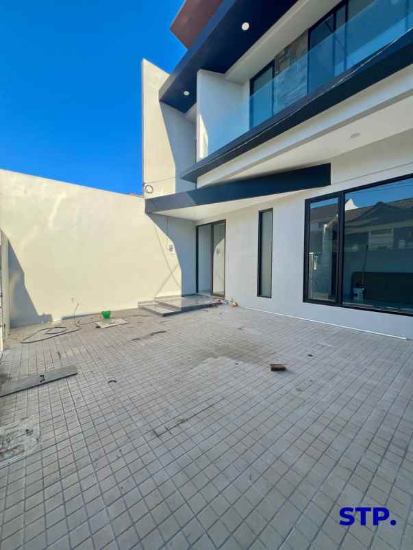 dijual rumah manyar jaya