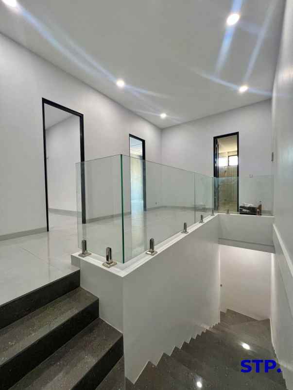 dijual rumah manyar jaya