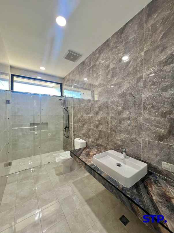 dijual rumah manyar jaya