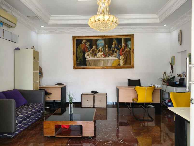 dijual rumah manyar tompotika