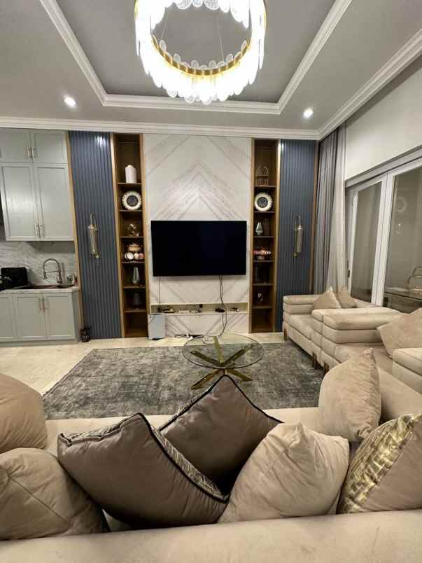 dijual rumah meruya selatan