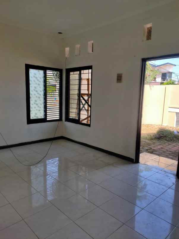 dijual rumah perum park regency