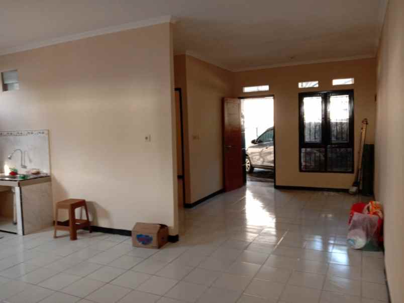 dijual rumah perum rivera hills