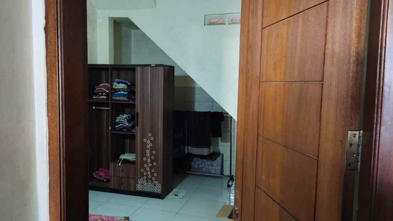 dijual rumah pinggir jalan