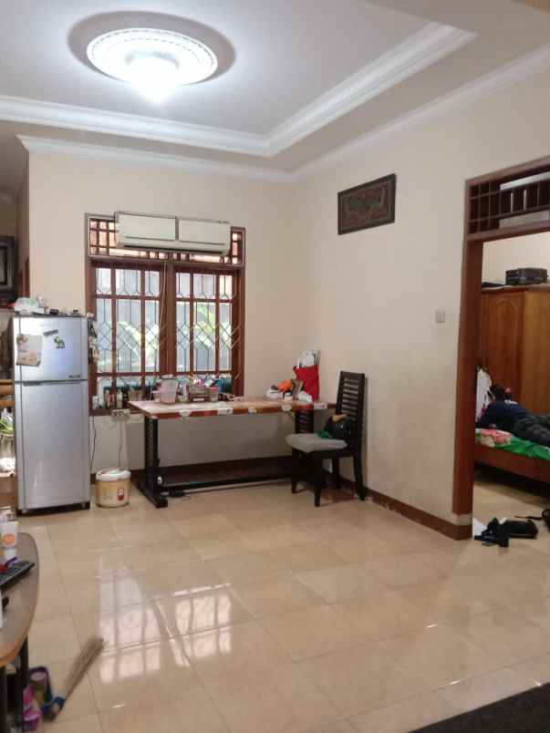 dijual rumah pinggir jalan strategis