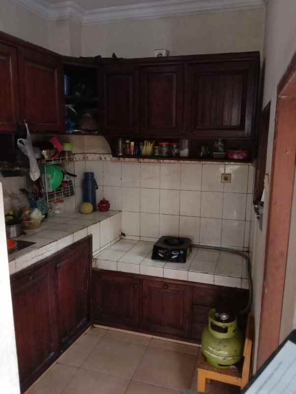 dijual rumah pinggir jalan strategis