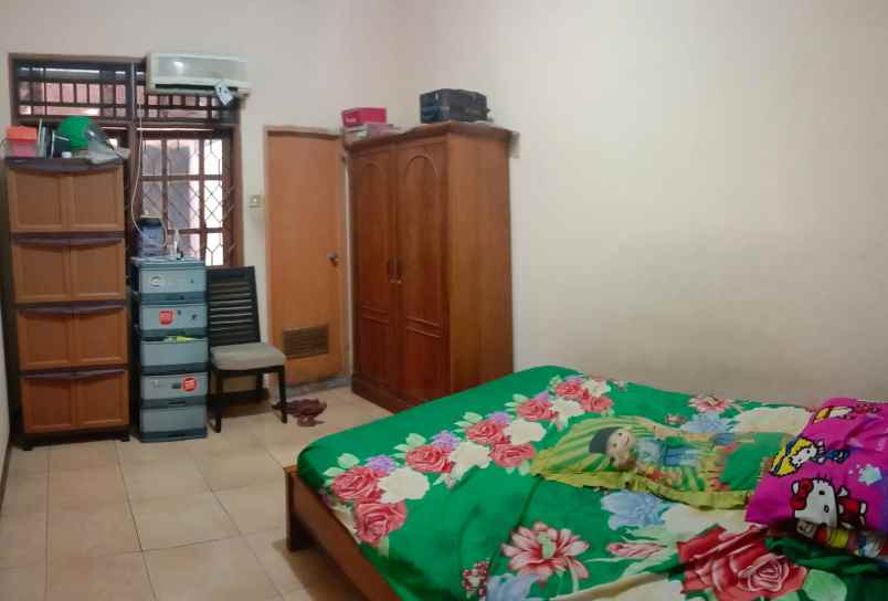 dijual rumah pinggir jalan strategis