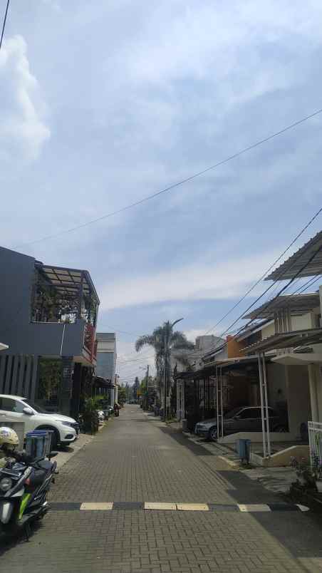 dijual rumah pinus regency