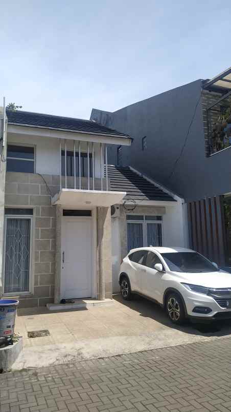 dijual rumah pinus regency