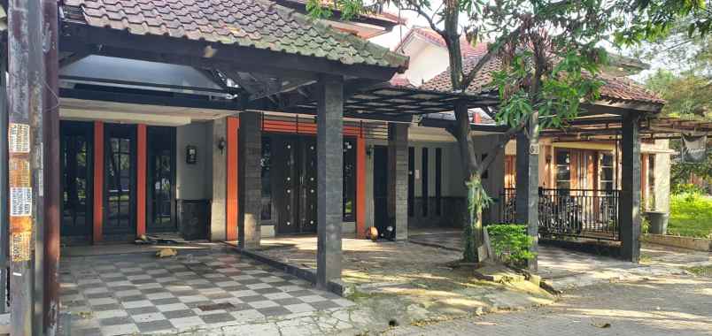 dijual rumah pinus regency