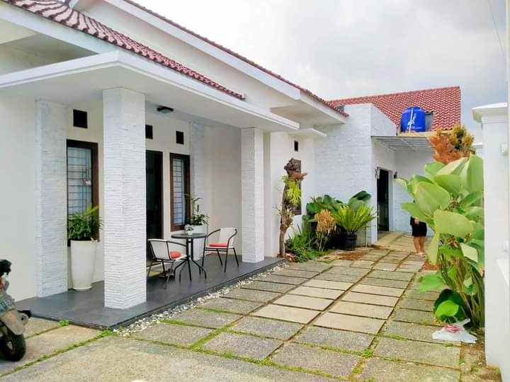 dijual rumah putih elegan dekat mall boemi kedaton