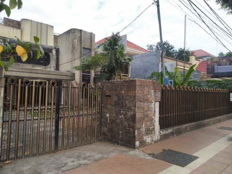 dijual rumah raya darmo