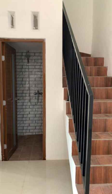 dijual rumah raya tlogowaru