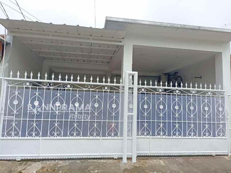 dijual rumah serua