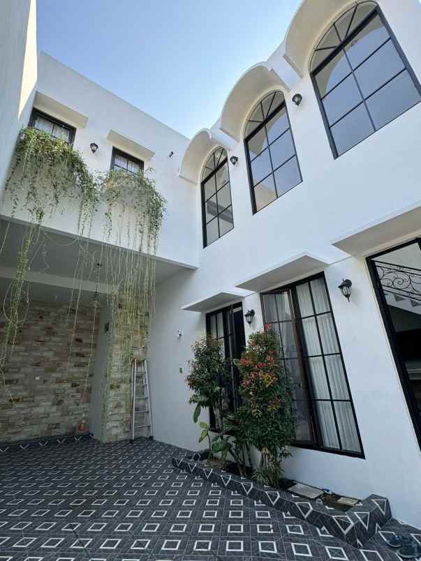 dijual rumah siap huni mewah lokasi cemorokandang