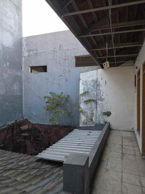 dijual rumah sutorejo