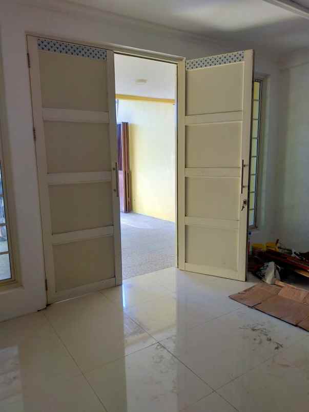 dijual rumah sutorejo prima