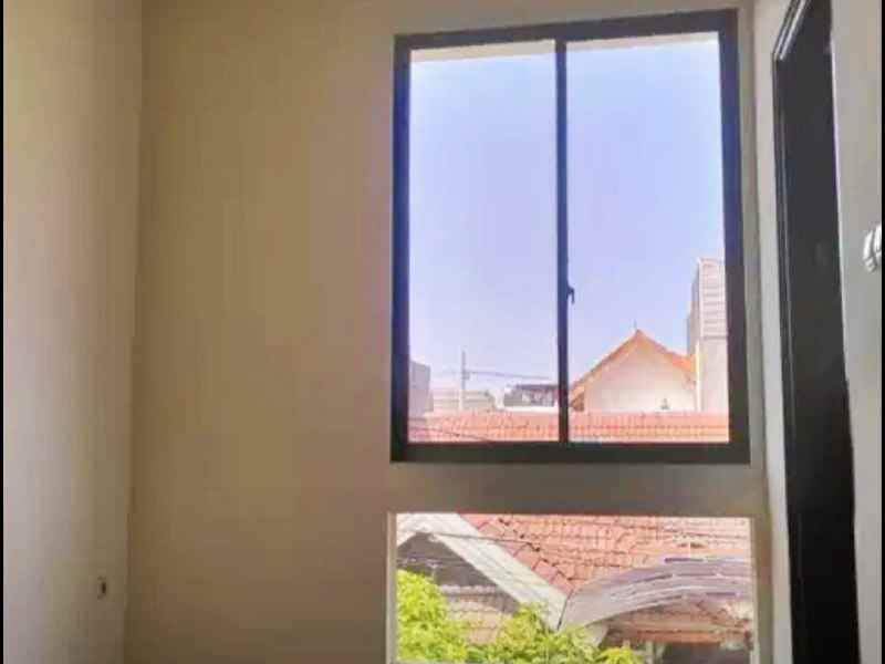 dijual rumah sutorejo prima