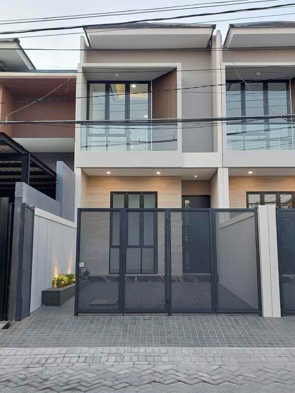 dijual rumah sutorejo utara