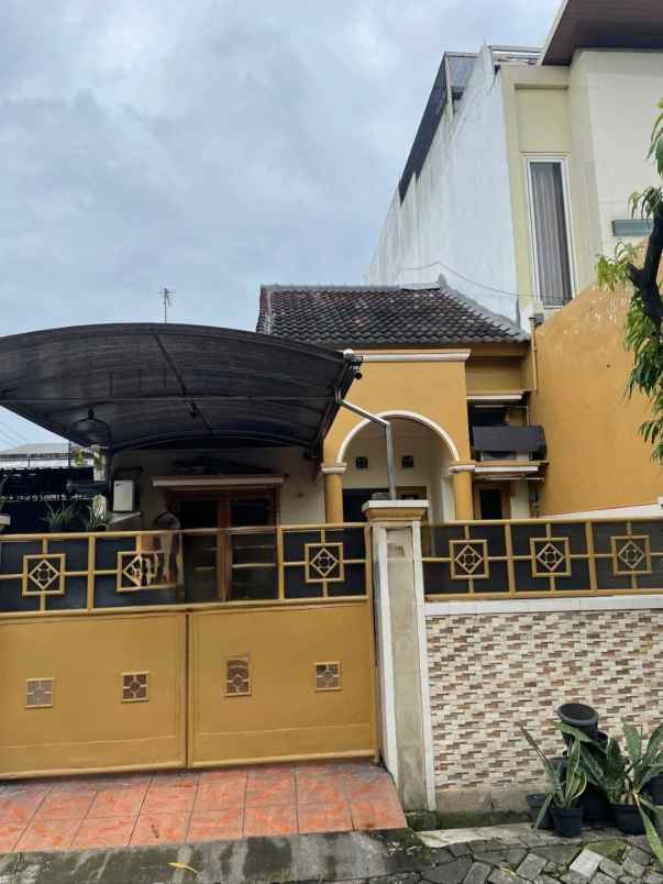 dijual rumah taman pondok indah